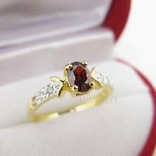 แหวนพลอยโกเมน พลอยสีแดงแก่ก่ำ ฝังเพชร แหวนชุบทองแท้ 5 ไมครอน