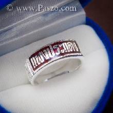 แหวนสลักชื่้อ นามสกุล หน้ากว้างแหวน 8 มิล ลงยาพื้นสีแดง ด้านข้างแหวนแกะลาย แหวนนามสกุลเงินแท้925