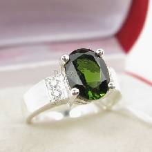 แหวนมรกตสีเขียว บ่าเพชร แนวขวาง แหวนเงินแท้ 925 พลอยมรกต สีเขียวเข้ม