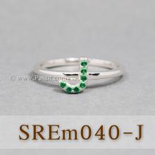 แหวนตัวอักษร แหวนตัวเจ J แหวนเงิน ฝังพลอยสีเขียว แหวนมรกต
