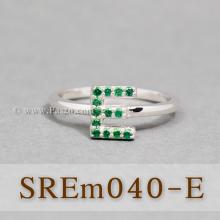 แหวนตัวอักษร แหวนตัวอี E แหวนเงิน ฝังพลอยสีเขียว แหวนมรกต