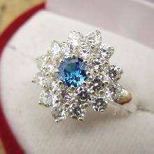 แหวนพลอยบลูโทพาซ สีฟ้าเข้ม ล้อมรอบด้วยเพชร ตัวแหวนเงินแท้ fashion jewelry