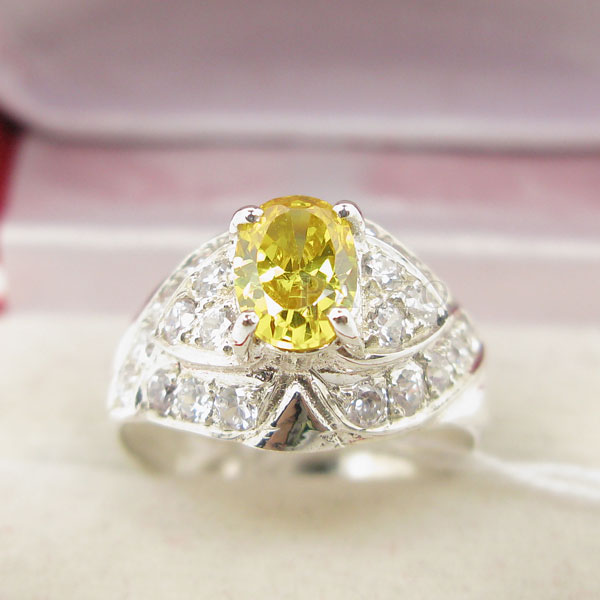 แหวนพลอยบุษราคัม พลอยสีเหลือง ล้อมเพชร #2